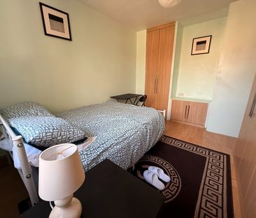 Room in a Shared House, Longhill Road, SE6 - Photo 6