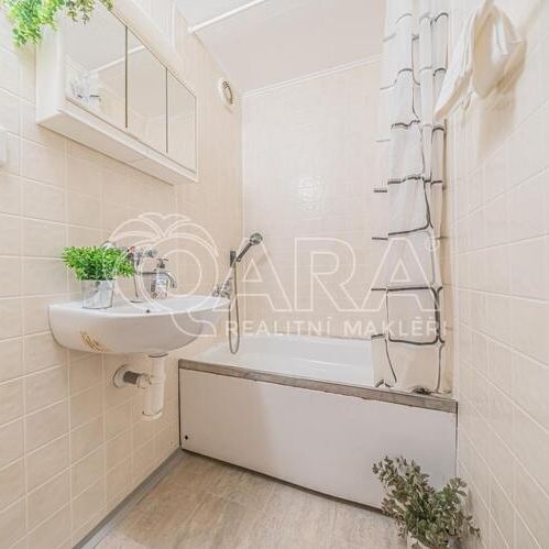 Pronájem udržovaného bytu 1+kk, 31 m and sup2; Praha 11, Chodov - Photo 1