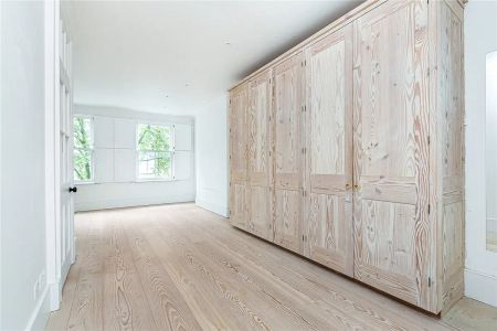 5 bedroom house in London - Photo 4