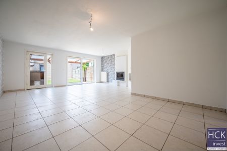 OESELGEM - Ruime woning met 4 SLPK en garage met uitweg achteraan! - Foto 4