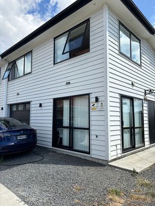 Chic 4BR Townhouse in Papatoetoe! - Photo 1