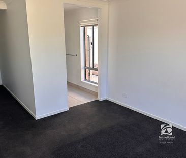 COMFORTABLE LIVING - LANDSCAPED AND SIDE ACCESS - Photo 4