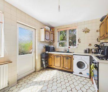 3 bedroom House in Alexandra Road, Surrey - Photo 1