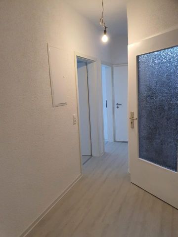 Modern, Helle sanierte 3-Zimmer-Wohnung mit EBK - Photo 2