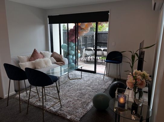 Lovely modern townhouse in great location! - Photo 1