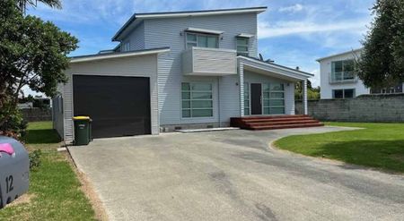 Spacious Omaha Beach home - Photo 2