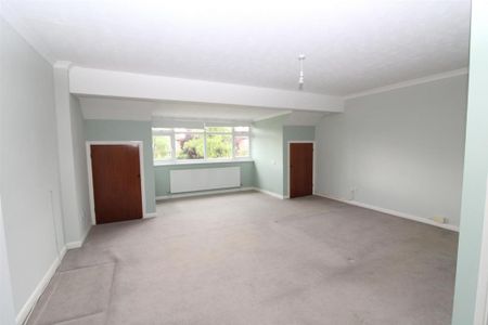 4 bedroom detached house to rent - Photo 3