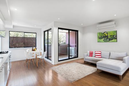 SPACIOUS TWO BEDROOM APARTMENT - freshly painted and new carpet in bedrooms - Photo 3