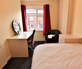 6 bedroom Flat in Estcourt Avenue, Leeds - Photo 1