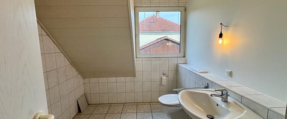 Eine 3-Zimmer Dachgeschosswohnung in Wiesbaden-Naurod sucht neue Bewohner! - Photo 1