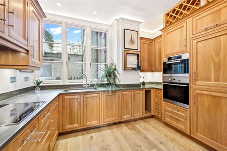 A beautiful newly refurbished raised ground floor flat located on the prestigious Cadogan Square. DOGS WELCOME. - Photo 4