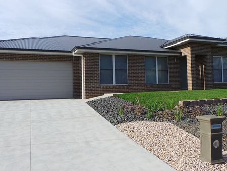 NORTH TAMWORTH - Stylish Custom Built Home - Photo 3