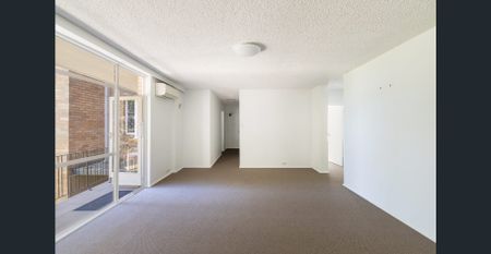 Quiet home with leafy outlooks & generous proportions - Photo 5