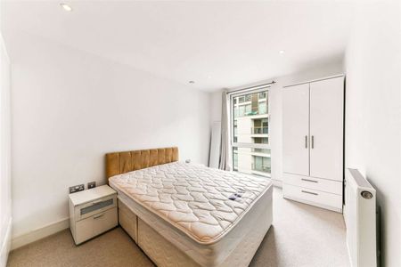 One bedroom apartment just moments from the DLR South Quay. - Photo 5