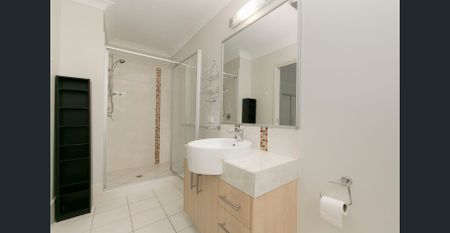 Student/Share Accommodation - Main Bedroom with Ensuite - Photo 2