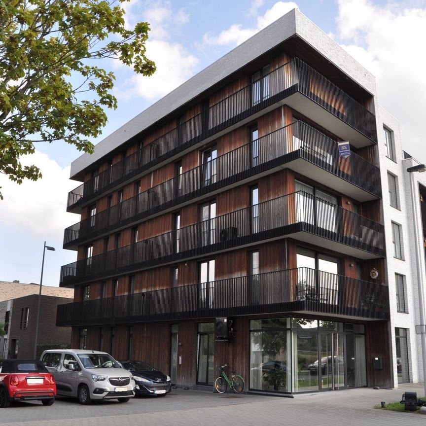 RUIM APPARTEMENT VAN +- 100 M² MET 2 SLPK EN BUREEL OP CENTRALE LOCATIE IN HASSELT - Photo 1