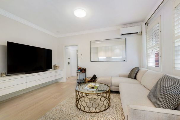 Stylishly Renovated Art Deco Apartment Moments from Bondi Beach - Photo 1