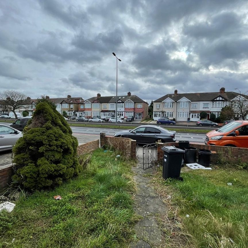 4 Bed Terraced House, Eastern Avenue, IG4 - Photo 1