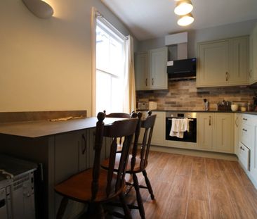 5 Bed Terraced House, Ravensbury Road, SW18 - Photo 1