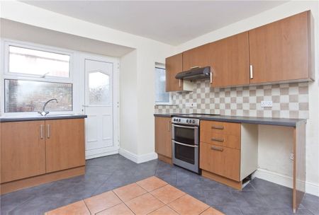 Deceptively spacious 3 bedroom mid-terraced property situated from Selby Town Centre within walking distances from a range of local amenities, Bus Station & Railway Station - Photo 5