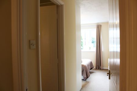 Town Centre, West Green, Crawley - Photo 2