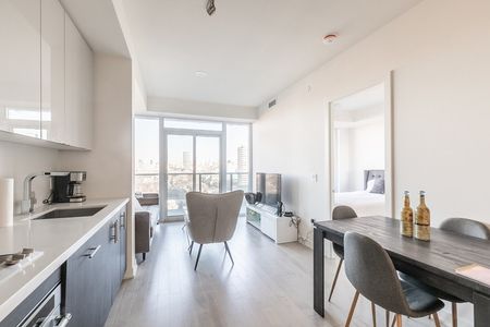 Queen Street West - Photo 2