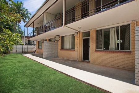 Ground floor 2 bedroom unit - Photo 2