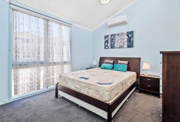 Fully Furnished & Fully Bedded Home in Prime Richmond Location - Photo 1