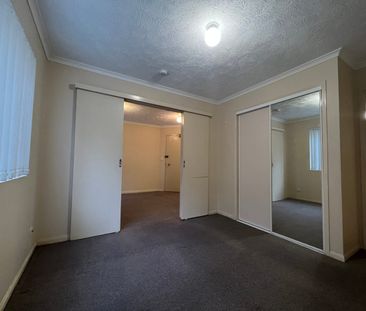 Ground Floor unit with air-con in great position! - Photo 3