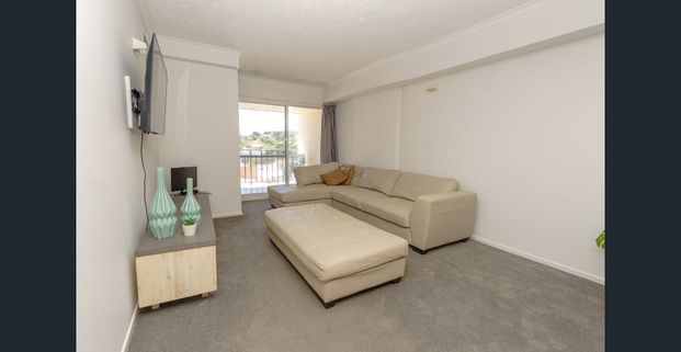 Prime Urban Living: Furnished 2-Bedroom Apartment in Townsville City - Photo 1