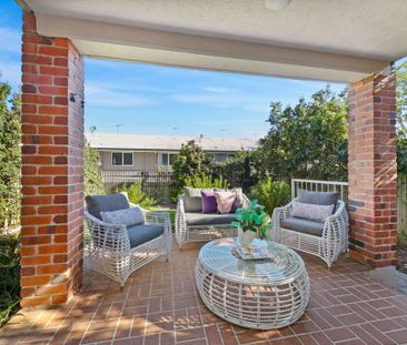 Ground Floor Garden Apartment - Style and Convenience are Key! - Photo 5