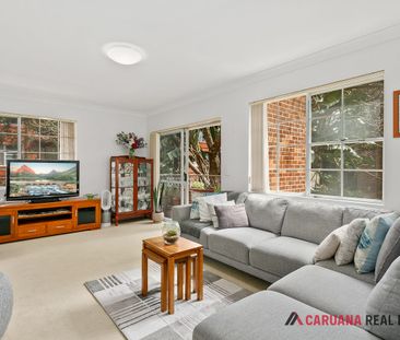 Light filled apartment footsteps from the beach - Photo 5