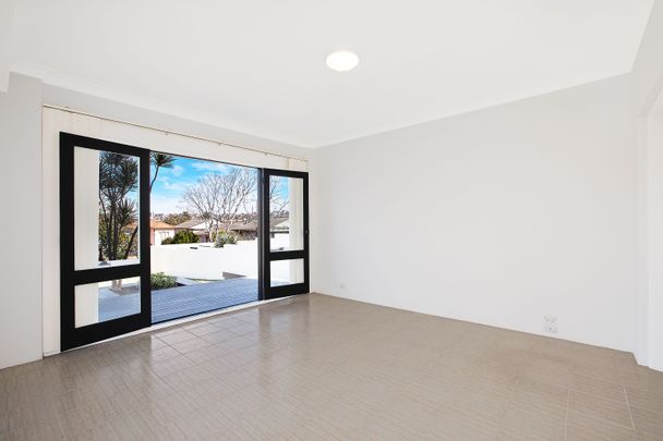 Grand Freestanding Family Home with Expansive Views in a Coveted Cul-de-Sac - Photo 1