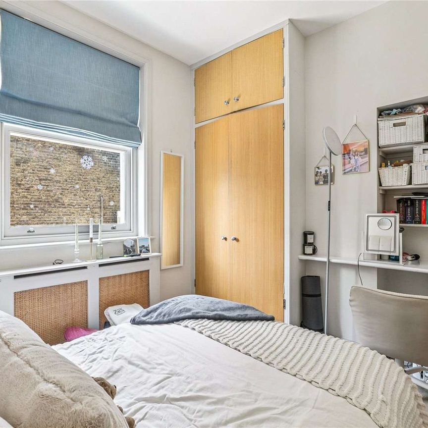 Bright two-bedroom flat moments from Clapham Junction - Photo 1