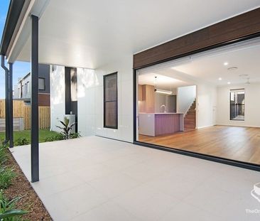 Spacious 3 Bedrooms Townhouse with Modern Comforts - Photo 4