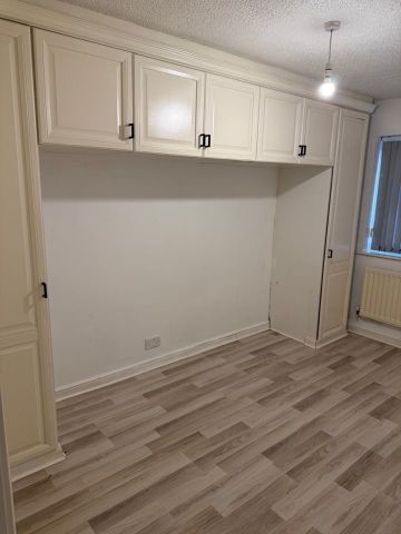 3 Bed Semi-Detached House, Cole Street, M40 - Photo 2