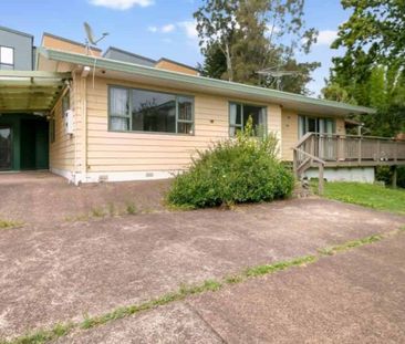 Spacious Single Level Living in Convenient New Lynn - Photo 4