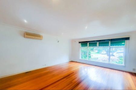 SPACIOUS FAMILY HOME IN A QUIET COURT LOCATION - Photo 3