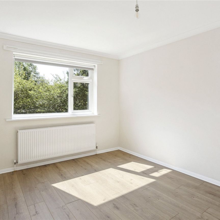 Palmerston Court, Lovelace Gardens, Surbiton, Surrey, KT6 flat to rent - Photo 1