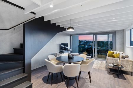 Exclusive Apartment With 2x Secure Parking - Photo 2