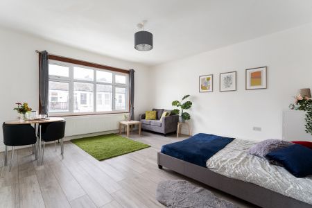 Victorian house in the heart of Wood Green, Zone 3 Room 4 - Photo 5