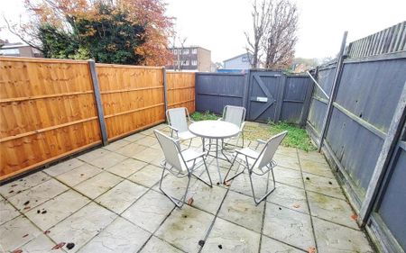 2 bedroom terraced house to rent - Photo 4