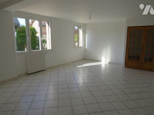 A louer, à BELBEUF (76240), une MAISON individuelle comprenant au RDC: cuisine, séjour-salon, ... - Photo 1