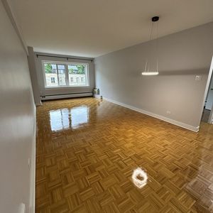 Grand 3 1/2 Au Centre-Ville - 1er JUIN - Photo 3