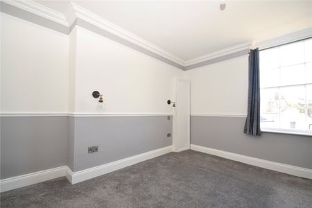 2 bed apartment to rent in Royal Crescent, Scarborough, YO11 - Photo 3