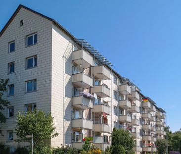 Sonniger Balkon mit Blick auf gepflegte Außenanlagen - Foto 1