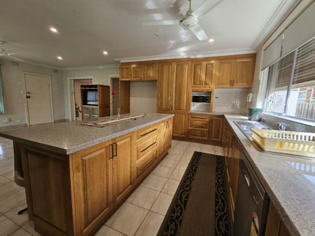 915 Centre Road, Bentleigh East VIC 3165 - House For Rent | Domain - Photo 2