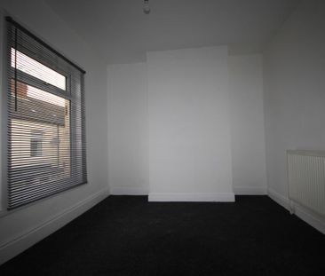 2 bedroom end of terrace house to rent - Photo 5