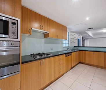 Spacious Garden Apartment in the Heart of Rose Bay, Pet-friendly, Double LUG - Photo 1