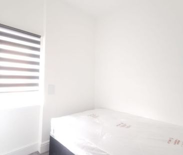 2 Bed Flat, Wokingham Road, RG6 - Photo 2